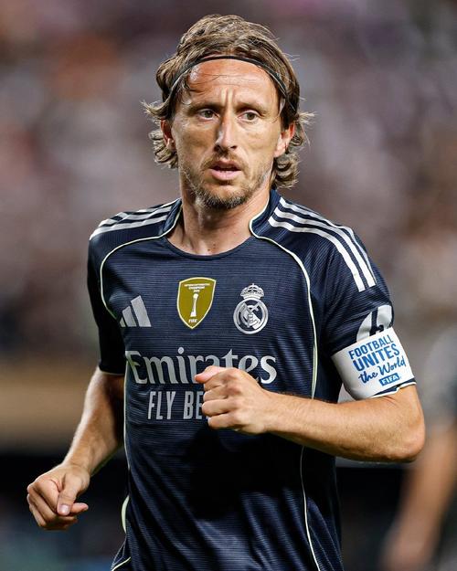 53岁齐达内夜游上海，与大妈踢毽子几分钟融入氛围，展现顶级球商